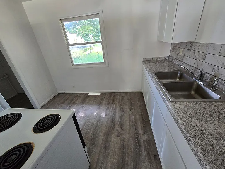 224 SE Lime St — Photo 3