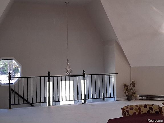 3rd image of 5346 N Oak Rd