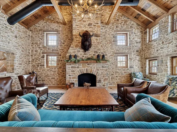 2 Fox Run Rd, Chester Springs, PA 19425