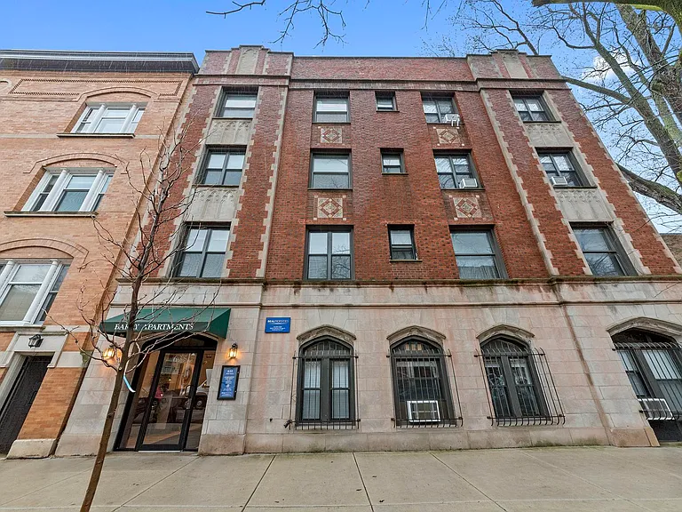 637 W Barry Ave — Photo 1