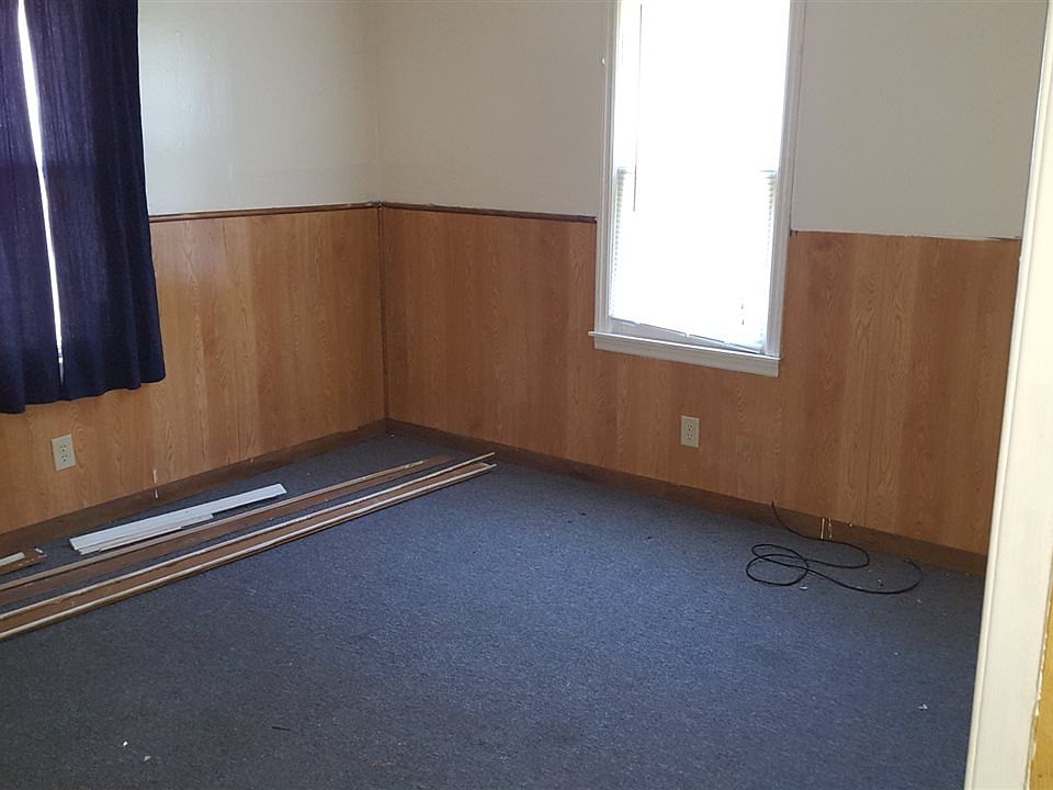 2nd image of 528 Valley St