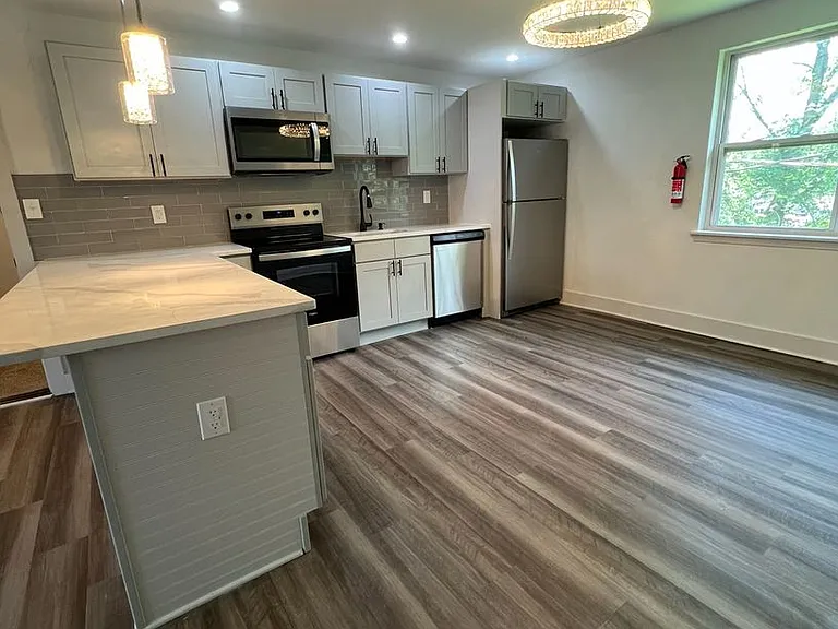 West Gate Apartments — Photo 18