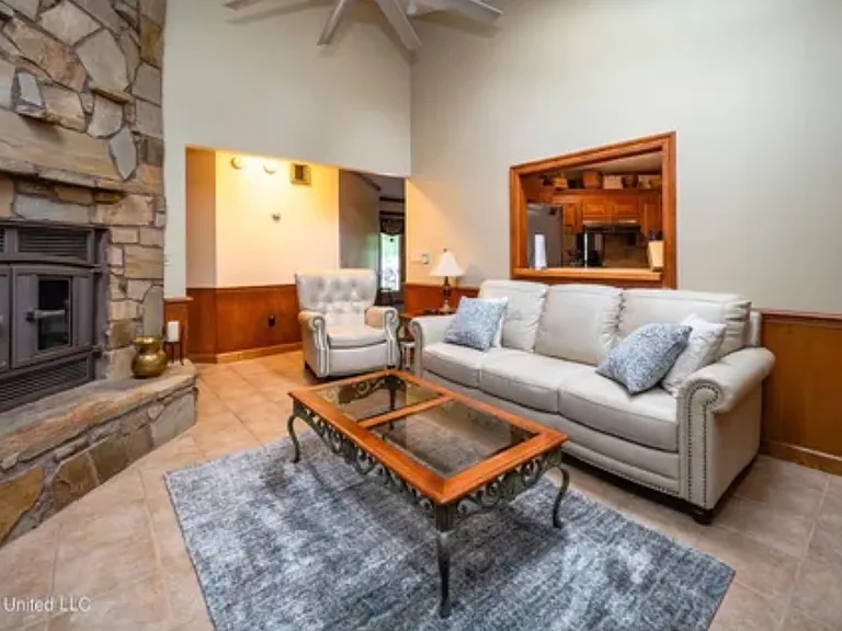 562 S Deerfield Dr — Photo 2