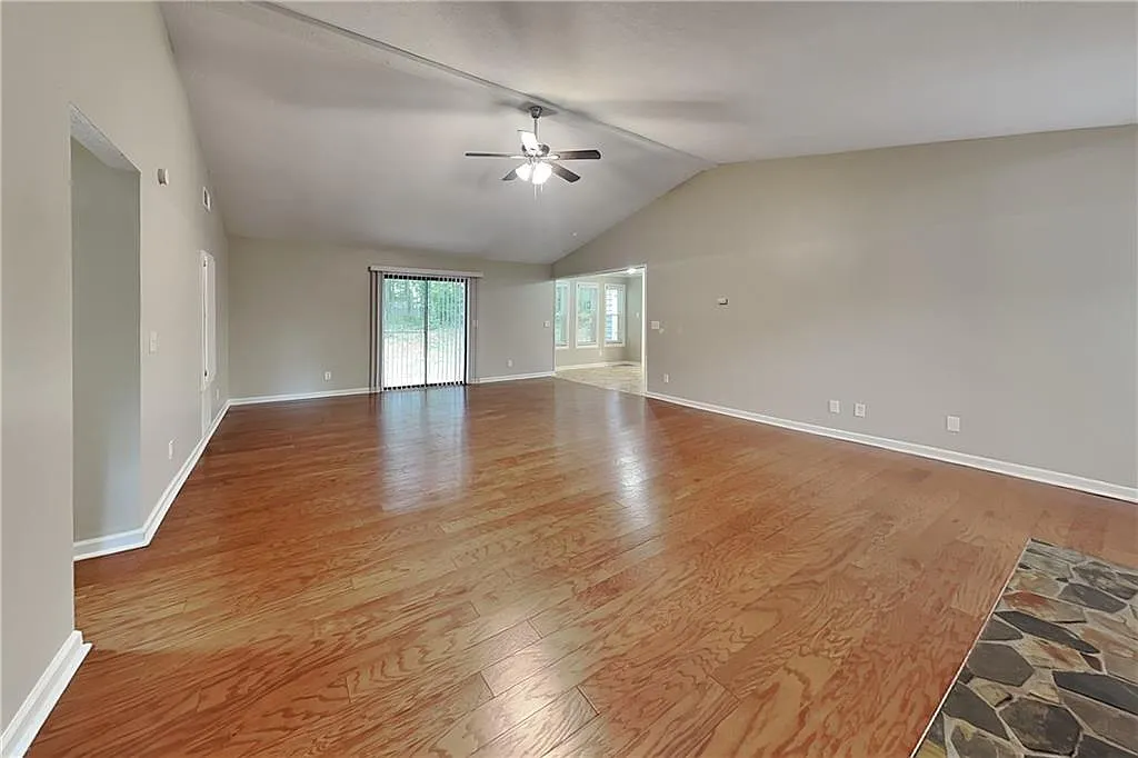 3 bed, 2.0 bath, 1464 sqft, $2,075 — Photo 3