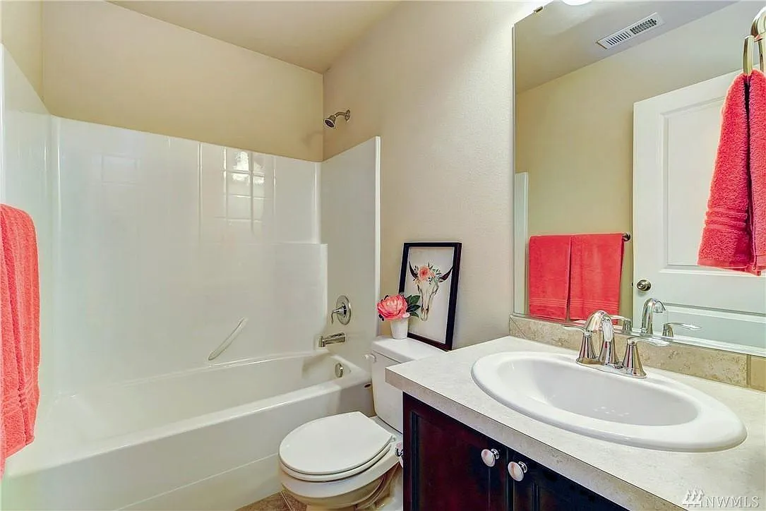 3 bed, 2100 sqft, $3,200 — Photo 2