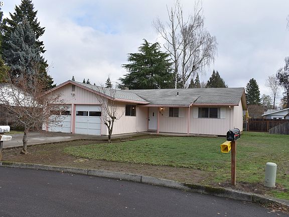 2nd image of 916 SE 15th Ave
