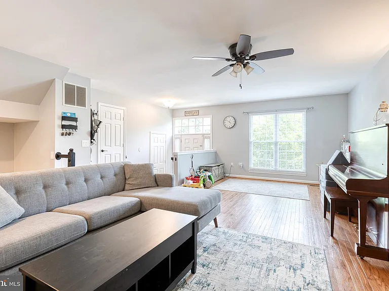 708 Leister Dr — Photo 5