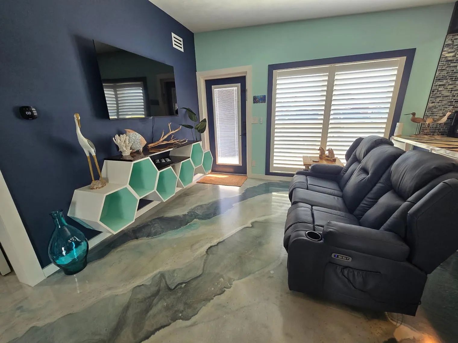 3 bed, 1.0 bath, 979 sqft, $2,621 — Photo 2