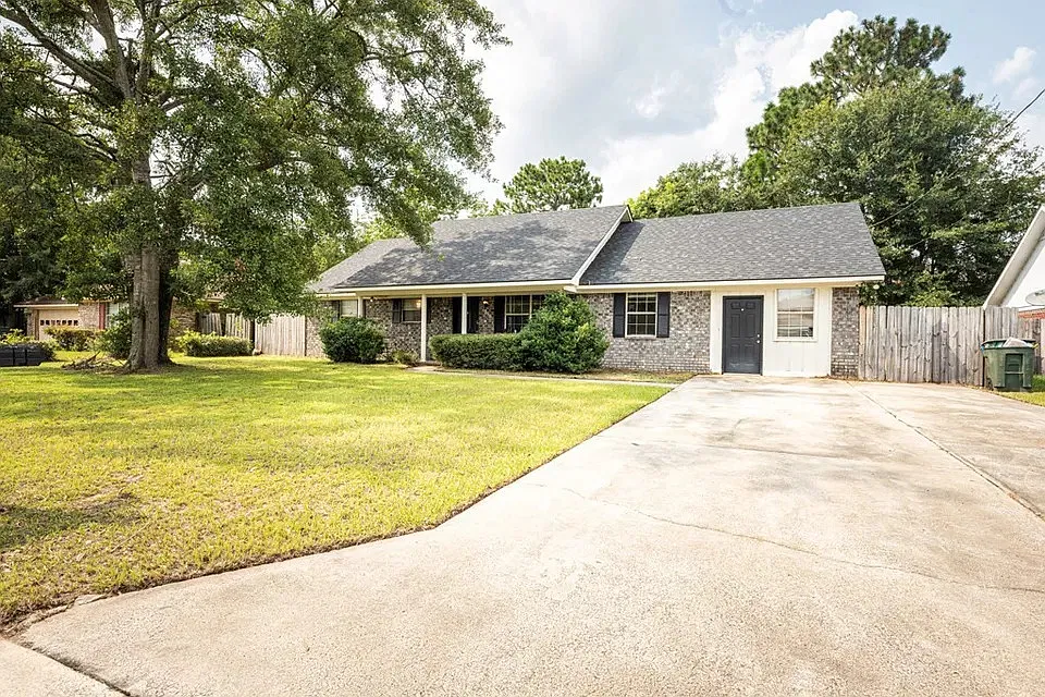 3 bed, 1896 sqft, $1,895 — Photo 1