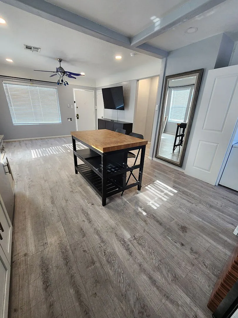 Spacious 2-bedroom 1-bathroom — Photo 3