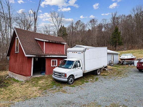 3rd image of 121 Pond Rd