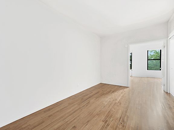 3rd image of 414 W 49th St #*3b