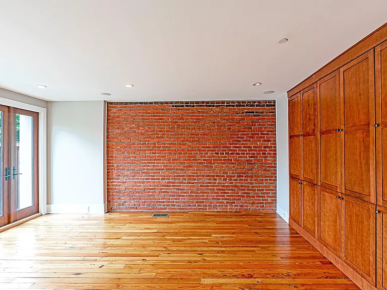 325 D St SE — Photo 20