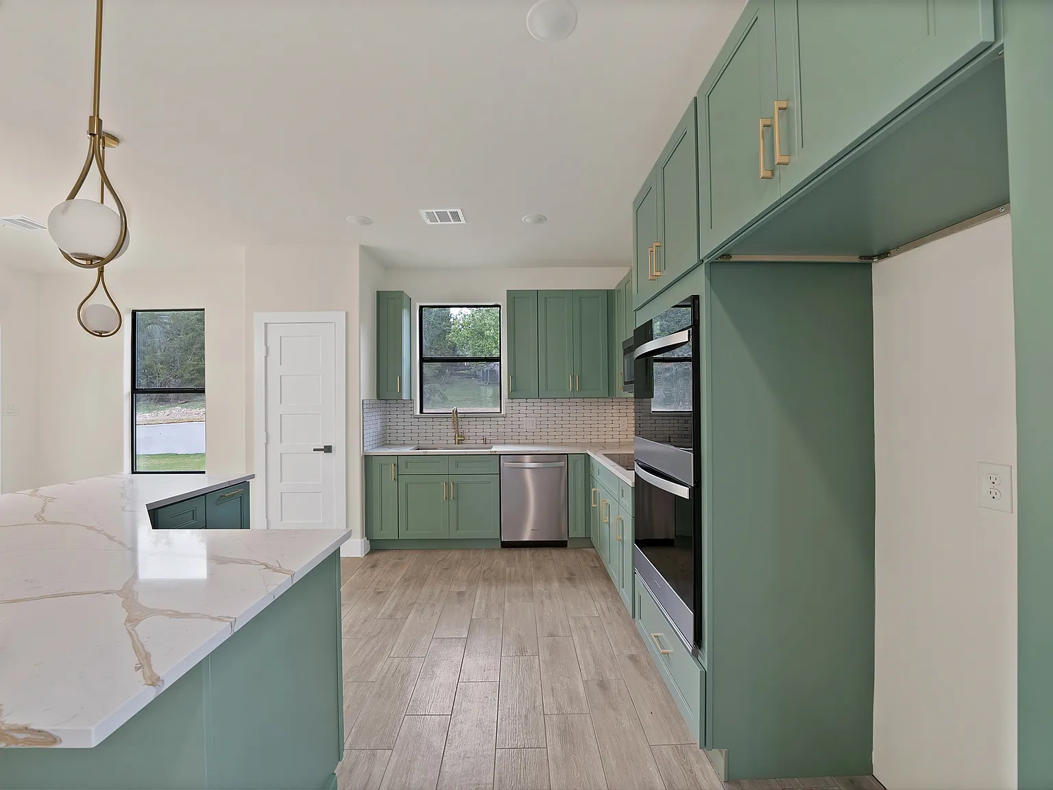 4 bed, 2.5 bath, 1940 sqft, $2,500 — Photo 4
