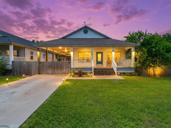 328 S Verne St, Rockport, TX 78382
