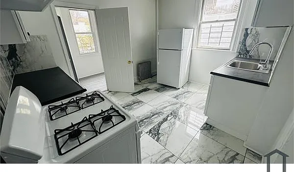3 bed, 900 sqft, $2,600 — Photo 4