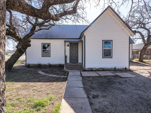 401 Cowan St, Bowie, TX 76230