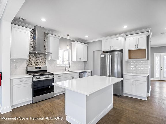 2nd image of 115 Campbell St