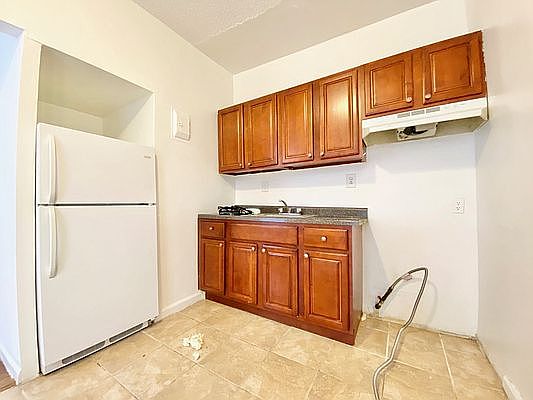 2nd image of 2100 Beekman Pl #5C