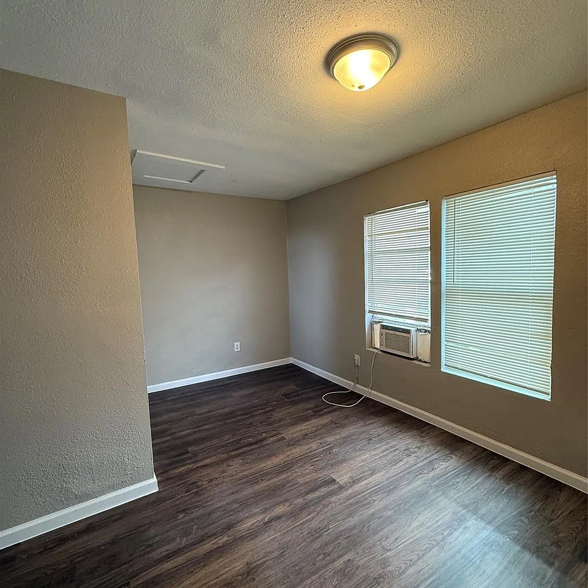2 bed, 1.0 bath, 584 sqft, $1,400 — Photo 1