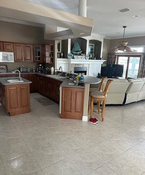 1405 S Riverside Dr — Photo 6