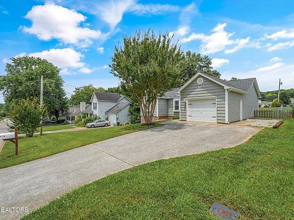 3rd image of 733 Summerdale Dr