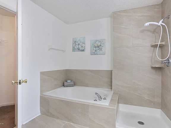 5th image of 557 W CHANCELLOR Drive
