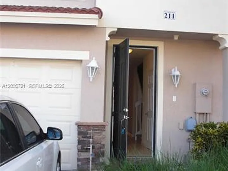 211 Las Brisas Cir #211 — Photo 4