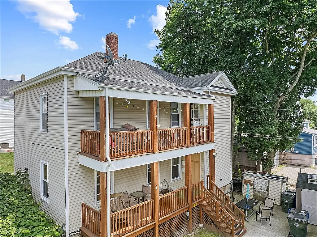 3 bed, 1077 sqft, $2,300 — Photo 1