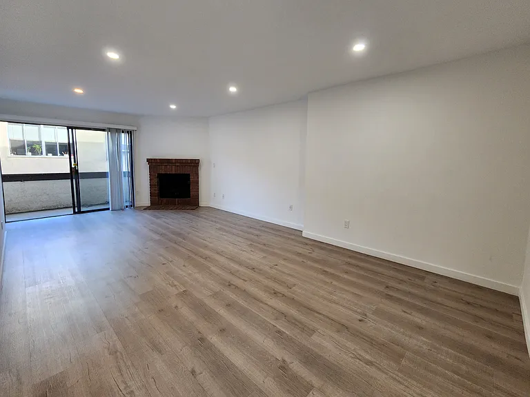 1532 Granville Ave #104 — Photo 5