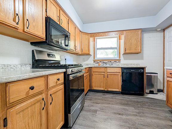 5th image of 812 Benston Rd