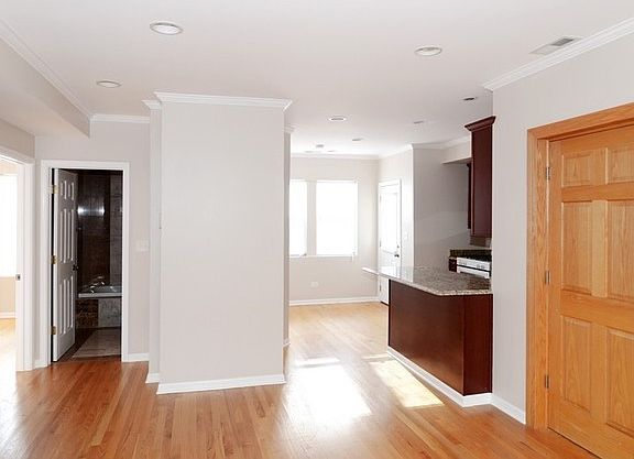 2nd image of 3234 N Hamlin Ave Unit 2REAR