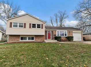 717 Elsinoor Ln, Crystal Lake, IL 60014