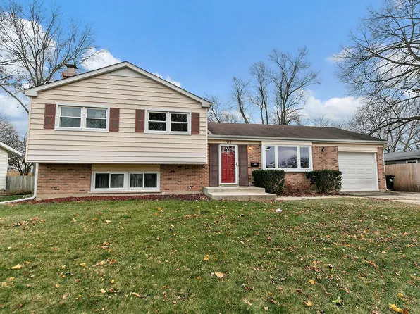 717 Elsinoor Ln, Crystal Lake, IL 60014