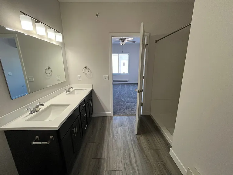 Cottage Grove Commons: 1300 N Windsor — Photo 32