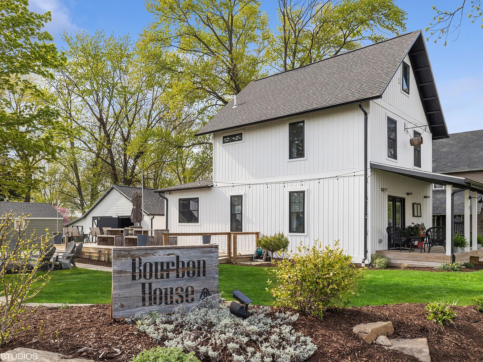 7 Featherbone Ave, Three Oaks, MI 49128 | Zillow