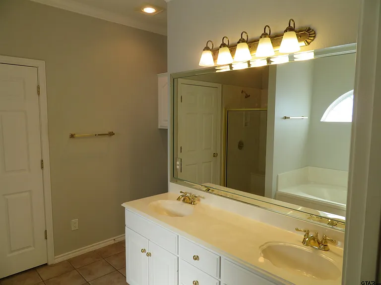 2908 Plymouth Cir — Photo 8
