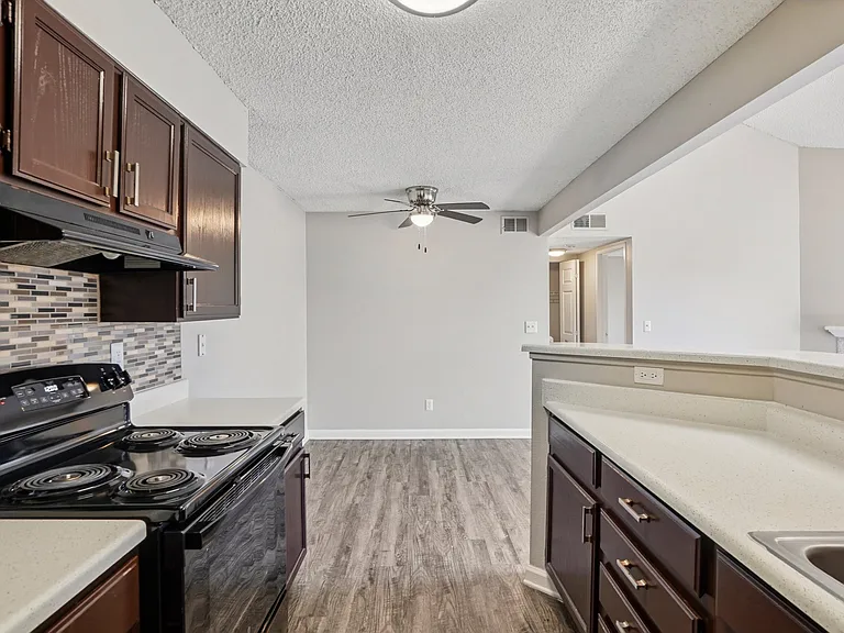 Deer Crest Apartments — Photo 10