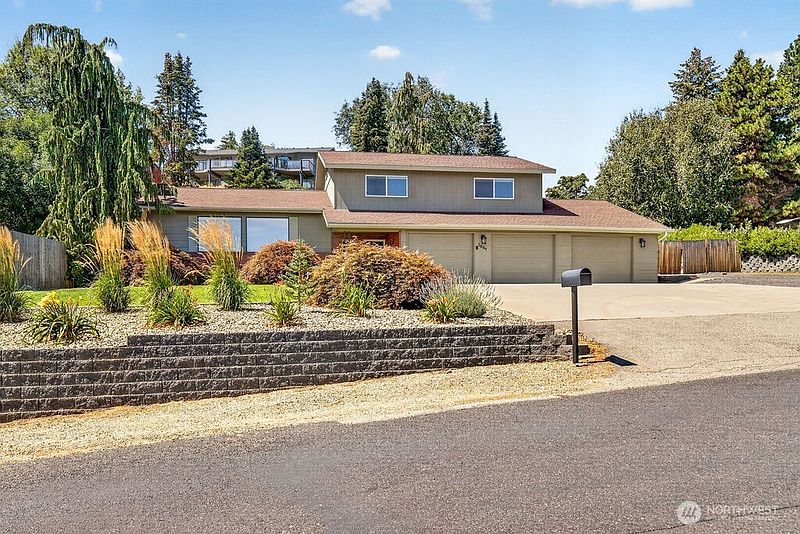 2nd image of 1607 Horselake Road