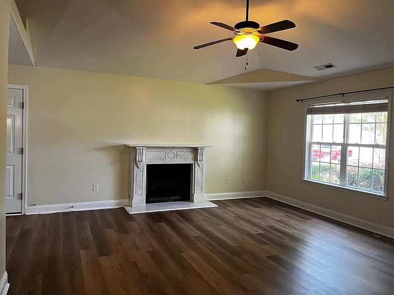 129 Pella Ln — Photo 4
