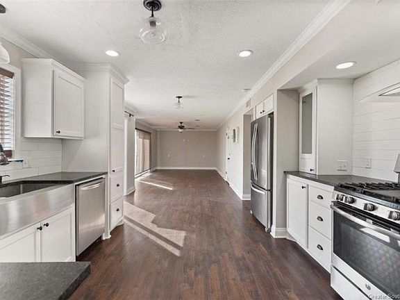 5th image of 2625 Park Dr