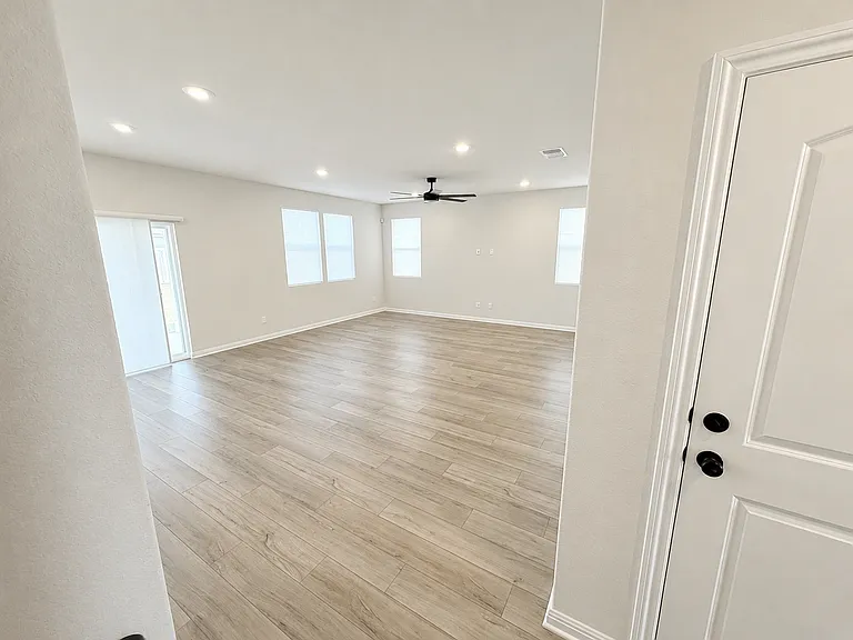 212 Swinging H Ln — Photo 4