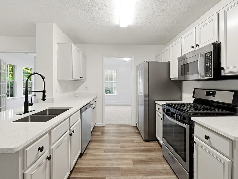 1369 Lamont Dr SW — Photo 9