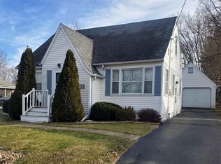 204 Reservoir Rd, Pekin, IL 61554