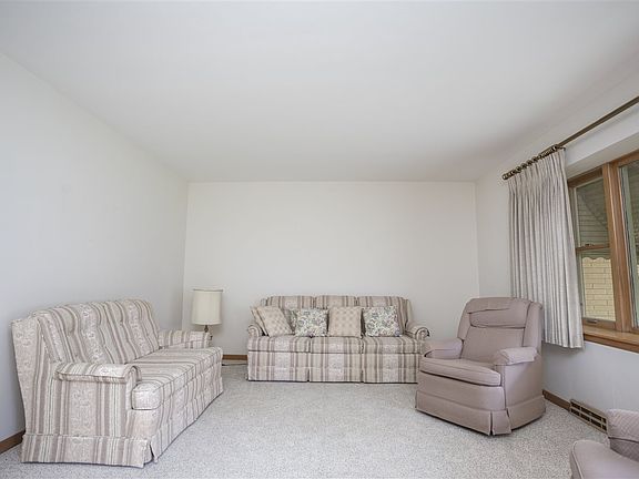 3rd image of 4528 Longmeadow Ln