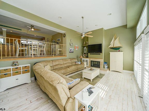 3rd image of 925 5th St #20