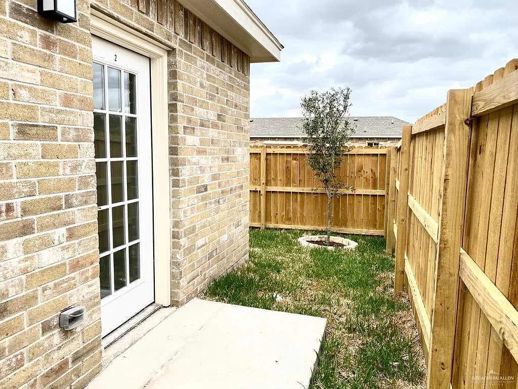 1 bed, 1.0 bath, 750 sqft, $985 — Photo 2