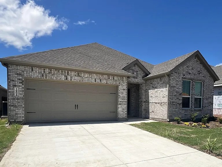1904 Adams Dr — Photo 3