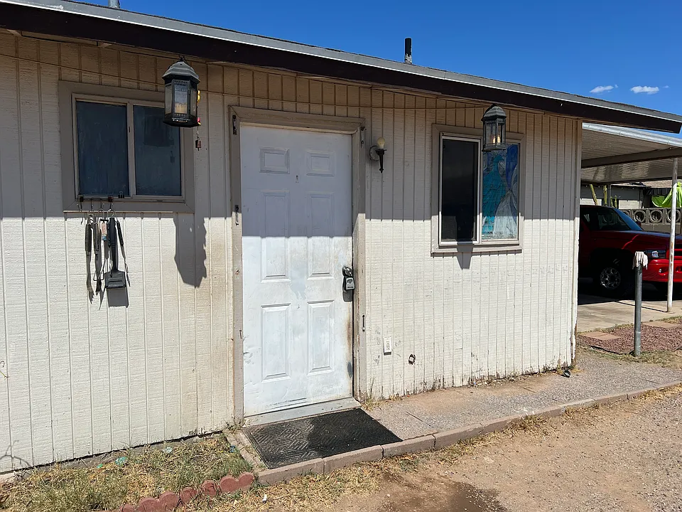 1735 W Roma Ave