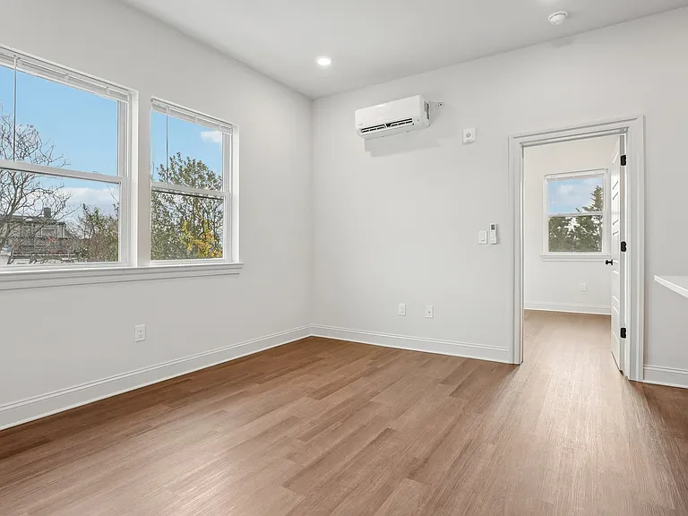 472 Roxborough Ave — Photo 12